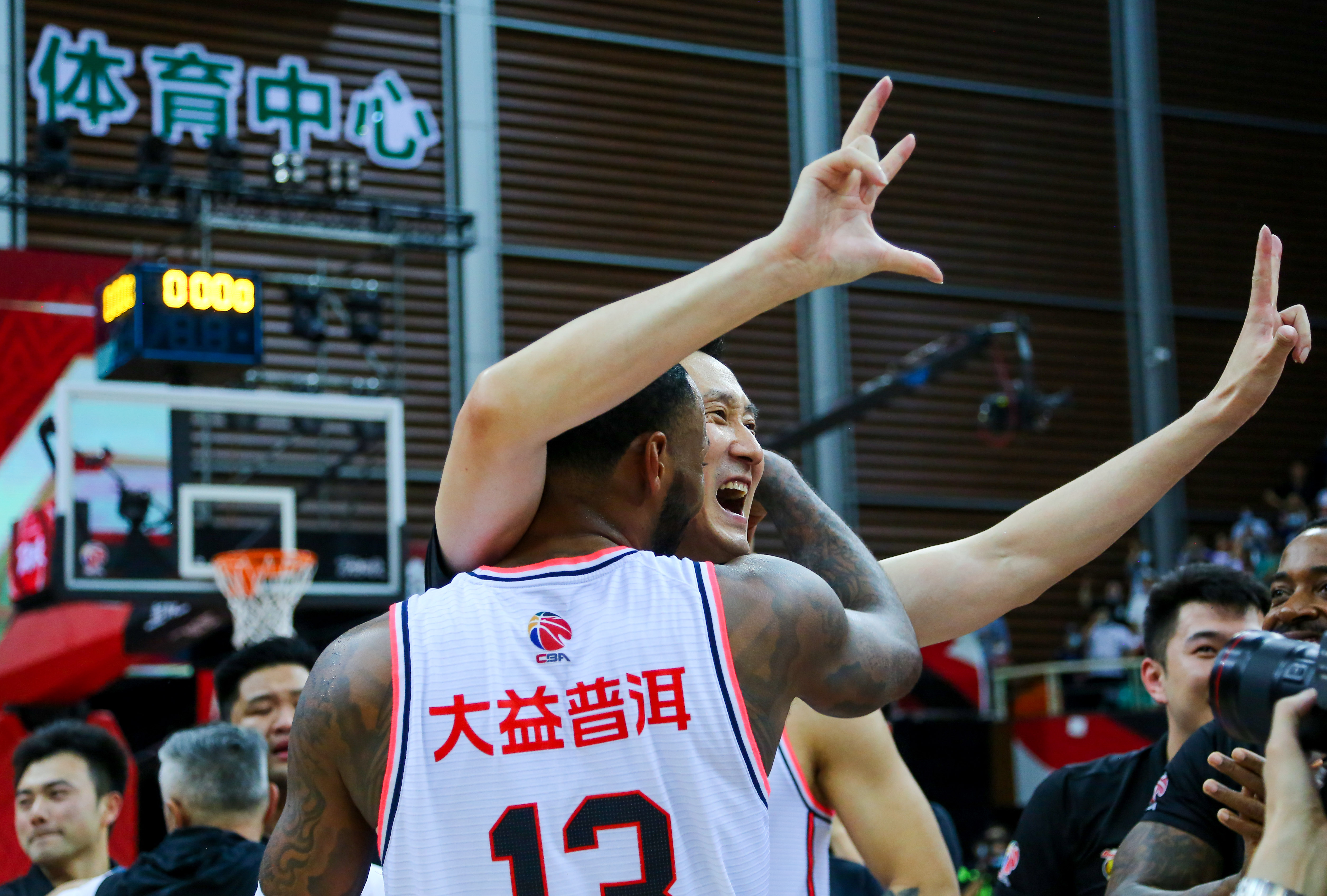 关于浓眉哥在中国队比赛中败北,高光表现引发热议!的信息 关于浓眉哥在中国队比赛中败北,高光表现引发热议!的信息