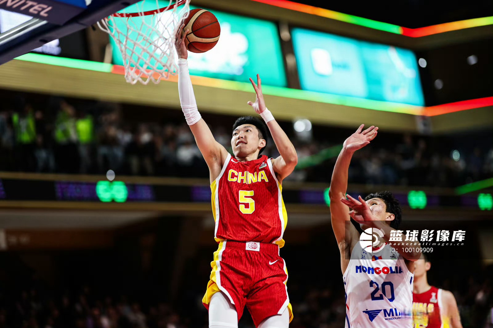 关于浓眉哥在中国队比赛中败北,高光表现引发热议!的信息 关于浓眉哥在中国队比赛中败北,高光表现引发热议!的信息